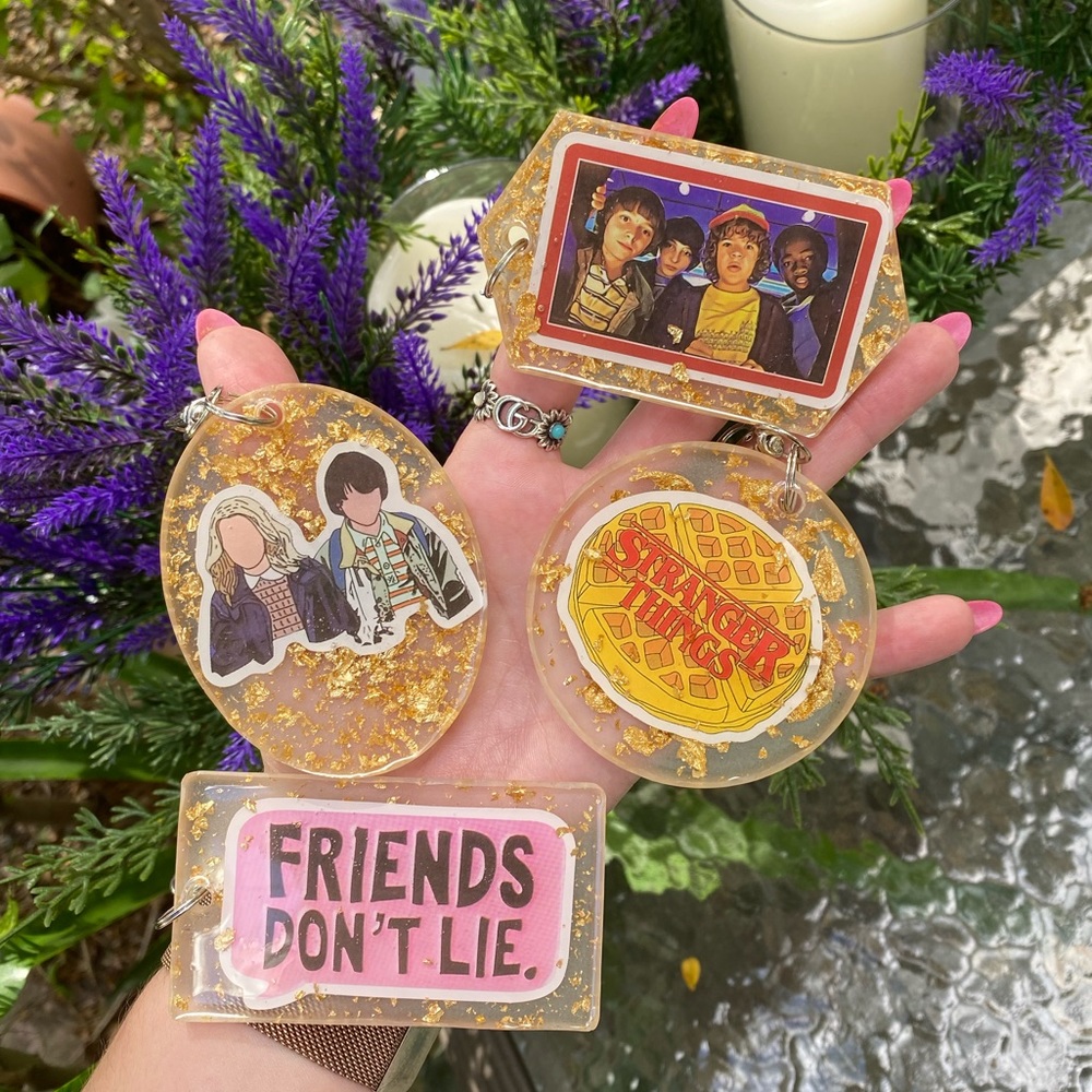 3 PACK Stranger Things Sticker & Gold Flakes Resin Keychains MYSTERY BUNDLE - Picture 3 of 16